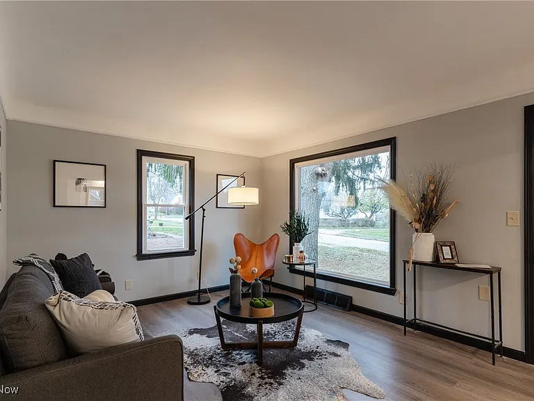 87 Tudor Ave. Residential Staging by Roomlaut 87 Tudor Ave. Residential Staging