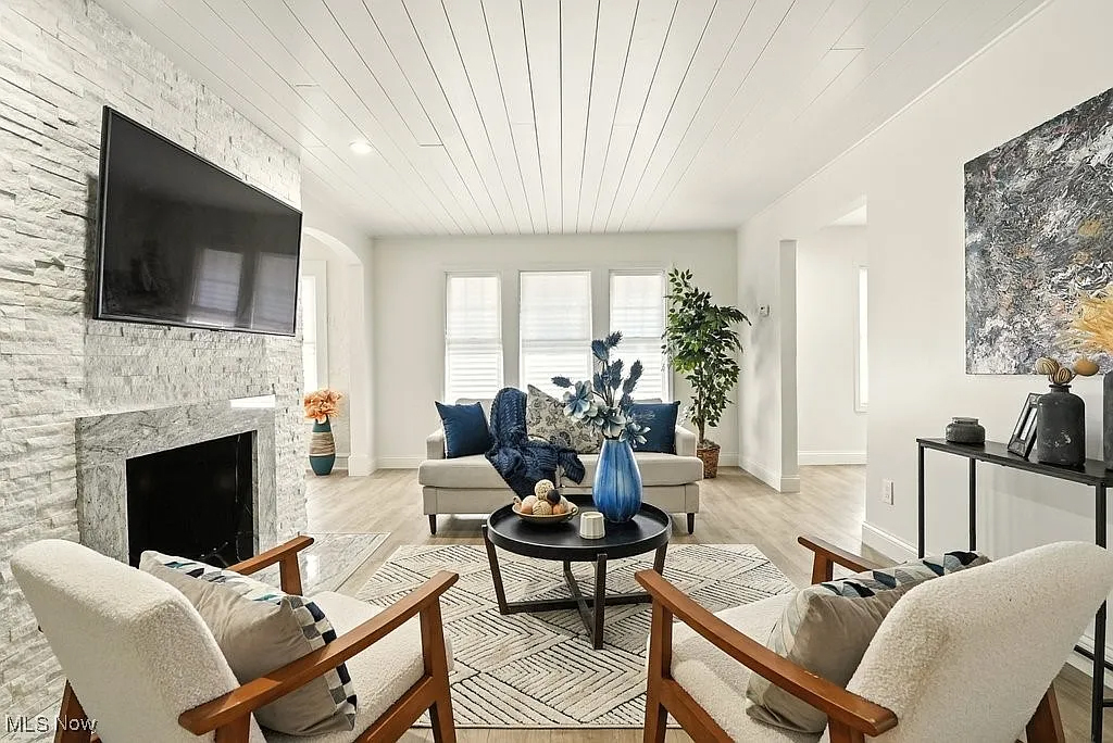 704 Lincoln Ave. Residential Staging by Roomlaut 704 Lincoln Ave. Residential Staging